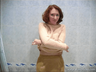 34923 - Red haired girl strips in the bathtub