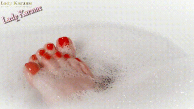 121947 - Sexy feet in the tub