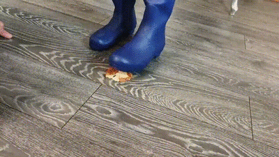 125775 - Blue rubber boots and sweaty feet