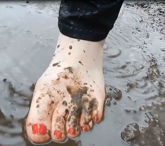 57292 - Muddy Feet