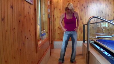 53339 - Erica Pees Her Jeans