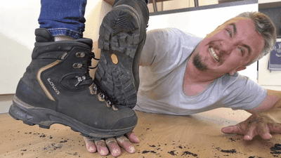 127188 - Dirty hiking boots destroy the slave's hands