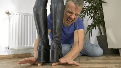 171514 - Hands crushed under brutal deep tread boots (small version)