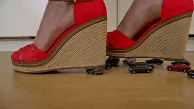66609 - Small cars crushed under giantess' wedge heels