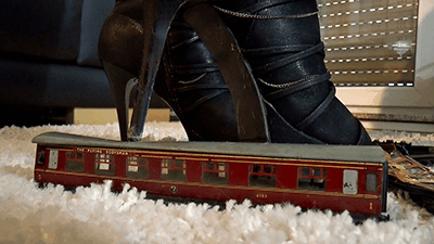 81818 - Flattening his antique train