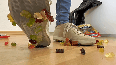 92379 - Gummy bears treated under dirty shoe soles