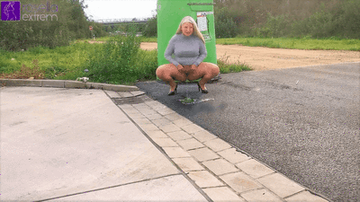 129298 - Public outdoor piss by the highway!