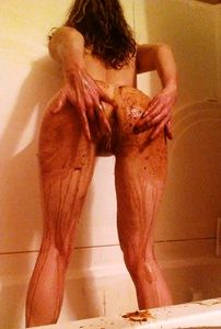 86298 - Mistress Lilly shit on her body in bathtub