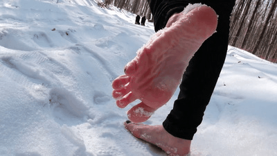 84626 - Barefoot on the Chilling Snow