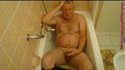 100354 - Pissing in the bathtub ** Holiday Wangerland 2018 **