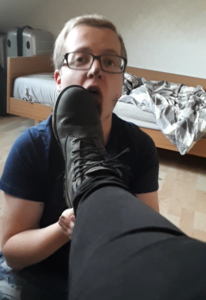 104763 - Mistress wipes her filthy boots on the slave bed. Part 2