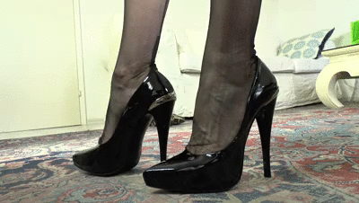 178315 - Italian high heels pumps and perfect legs show