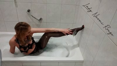 156781 - Wet pantyhose: stepsis in the bathtub