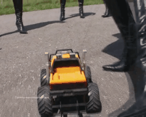 4325 - Four Booted Girls VS RC-Car