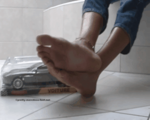 9962 - Silver car vs Christins Feet