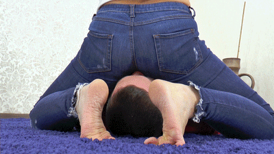 107664 - His place is under her jeans ass! - small version