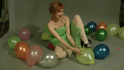 23920 - Lisa pops balloons