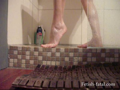 49122 - Carla takes a shower and rubs her pretty feet, sensual !!!!