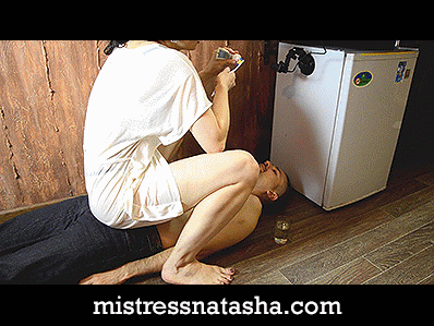 111588 - Lisa - Toothbrushing into slave's Mouth