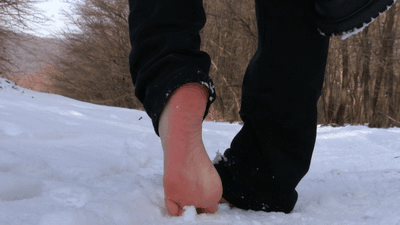 93819 - Frosty Barefoot Walk