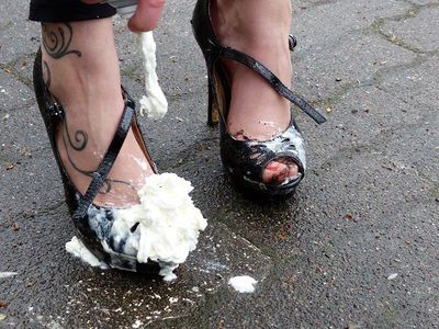 78823 - Crushing Boots with whip cream and mustard