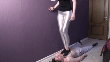 116880 - Julie wants to cover her slave's face with saliva