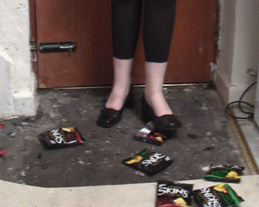 84384 - Lisa Crushes A Few Packets Of Crisps