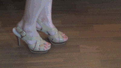 85706 - Jessy is showing her feet