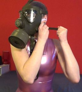 87097 - Breahtplay with my gas mask
