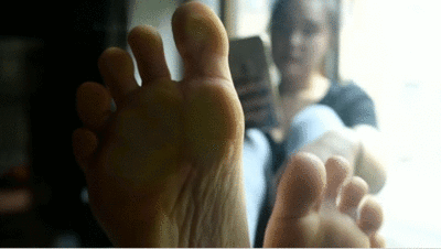 140923 - Lynn's sexy soles pressing against glass