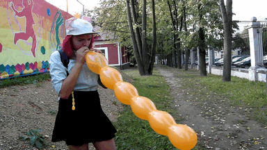 101201 - 5987 Little girl wants a balloon