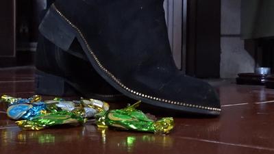 114652 - Gioia crushes chocolate candies
