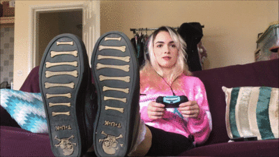 127594 - Gamer girl Melissa shows off her socks and barefeet while gaming and talking to her friends