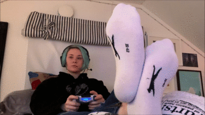 152684 - Swedish Gamer Girl Emma's Massive Feet!