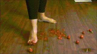 157476 - Strawberris Crushing