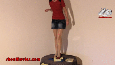 179242 - A young woman steps on a cookie jar 1 (0037)