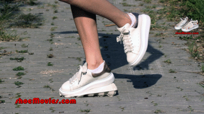 186260 - Crushing Sneakers 2-D (0279) 4K UltraHD