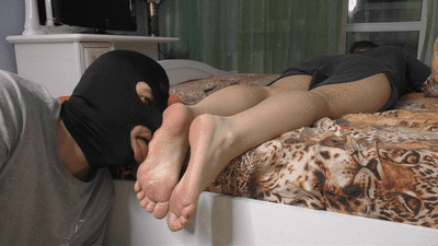 155615 - GRACE - Asleep after a hard day - Feet licking and massage (wmv)