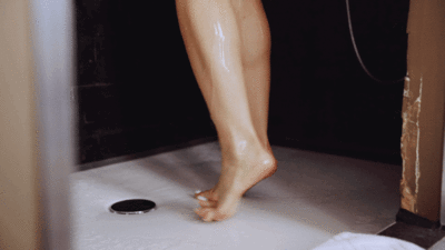 145869 - Watching my feet while I'm taking a shower ends bad for you! (4K)
