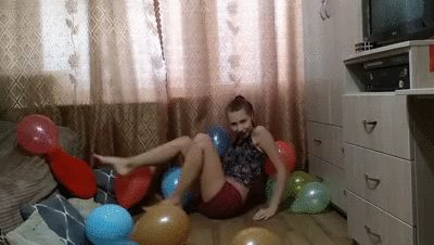 148225 - Girl sits ass on balloons and blows up them