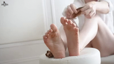 150900 - Sexy feet in nude socks