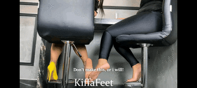 174422 - Goddess Kiffa and Vic - Footsie with friends on bar and Foot pov - FOOTSIE - FEET - SOLES - DANGLING - HIGH HEELS - SCARPIN - TOE CLAMPING - 