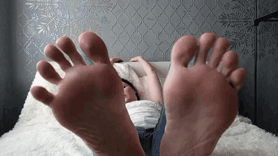 208179 - ASMR: bare feet and long toes
