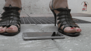 147083 - Smartphone meets High Heels (floor view)