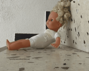 20507 - Doll on the Stair