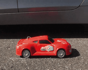 59370 - Red Car under Inlineskates