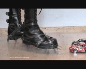 81243 - Small Cars VS Christins Boots