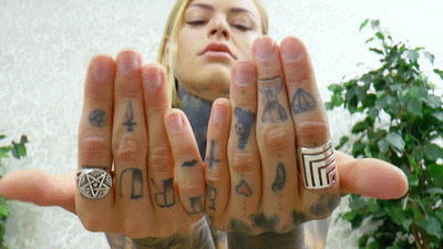 112051 - Tattooed hands