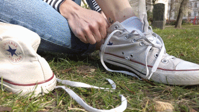 183339 - Selena barefoot in the park after removing Converse shoes in a park - Video update 13130