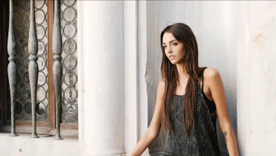 184188 - Adriana Italian model show off dirty soles in Rome - Video update 12029